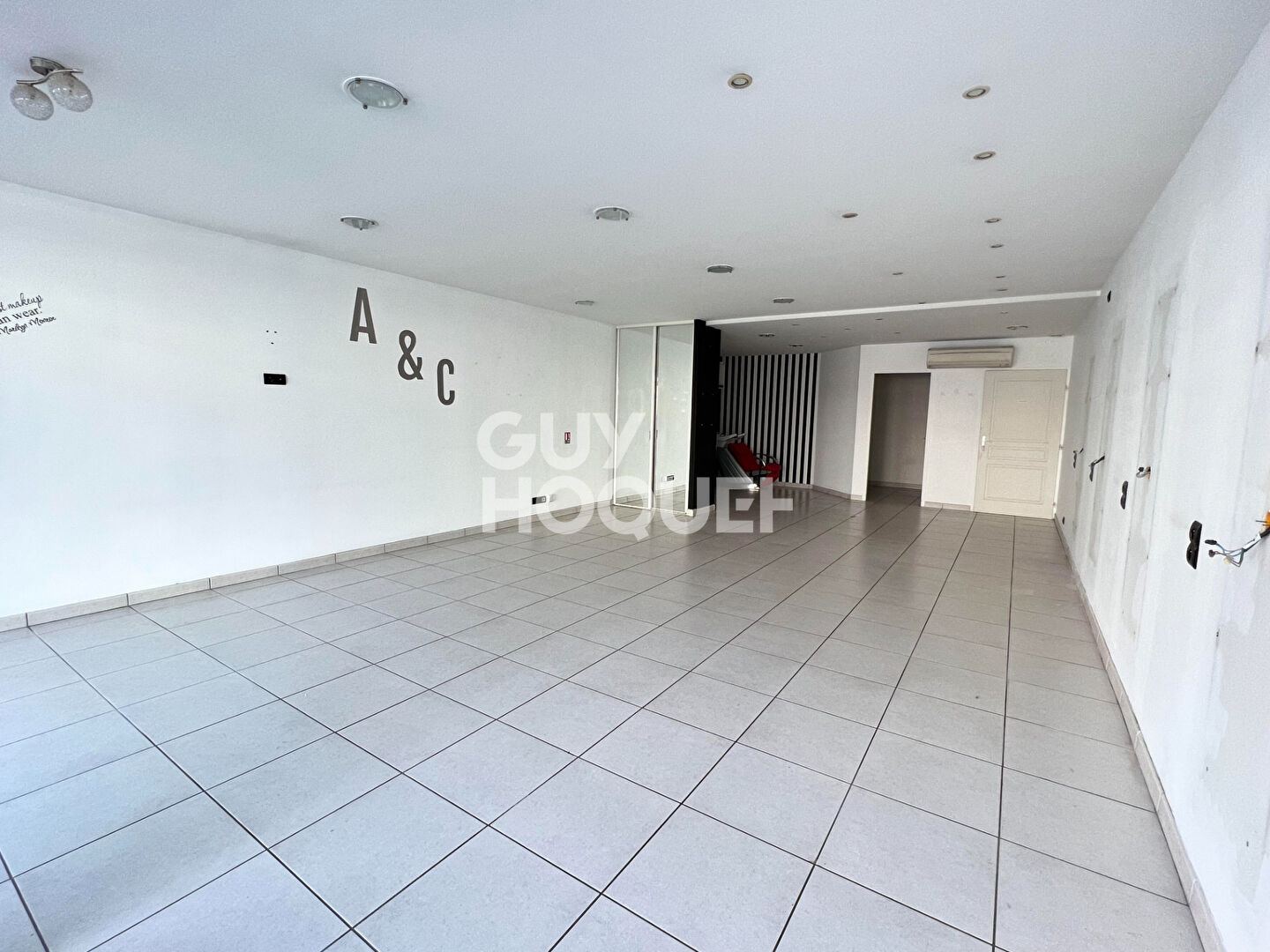 Local commercial de 70m² avec un beau linéaire de vitrine!