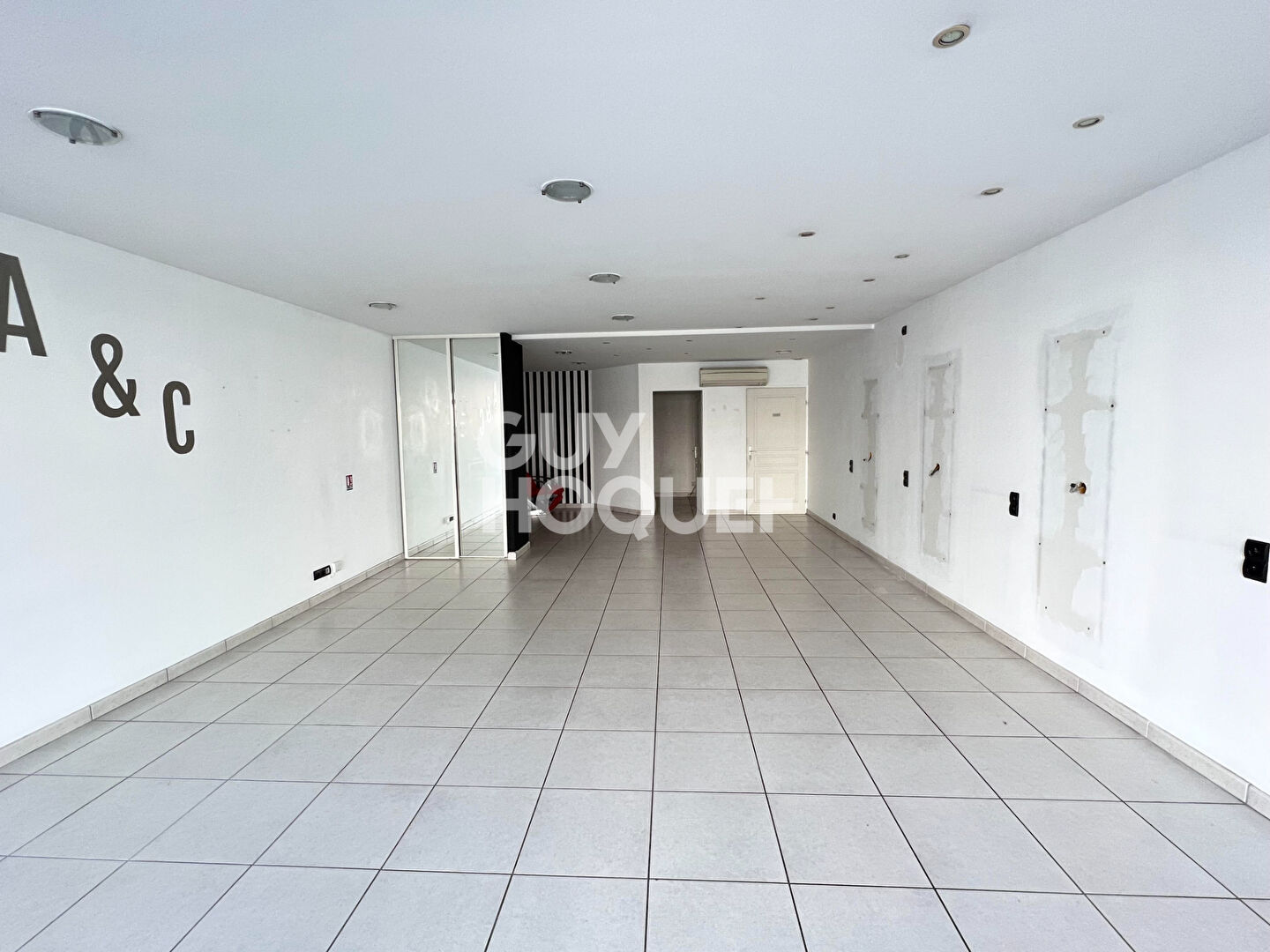 Local commercial de 70m² avec un beau linéaire de vitrine!