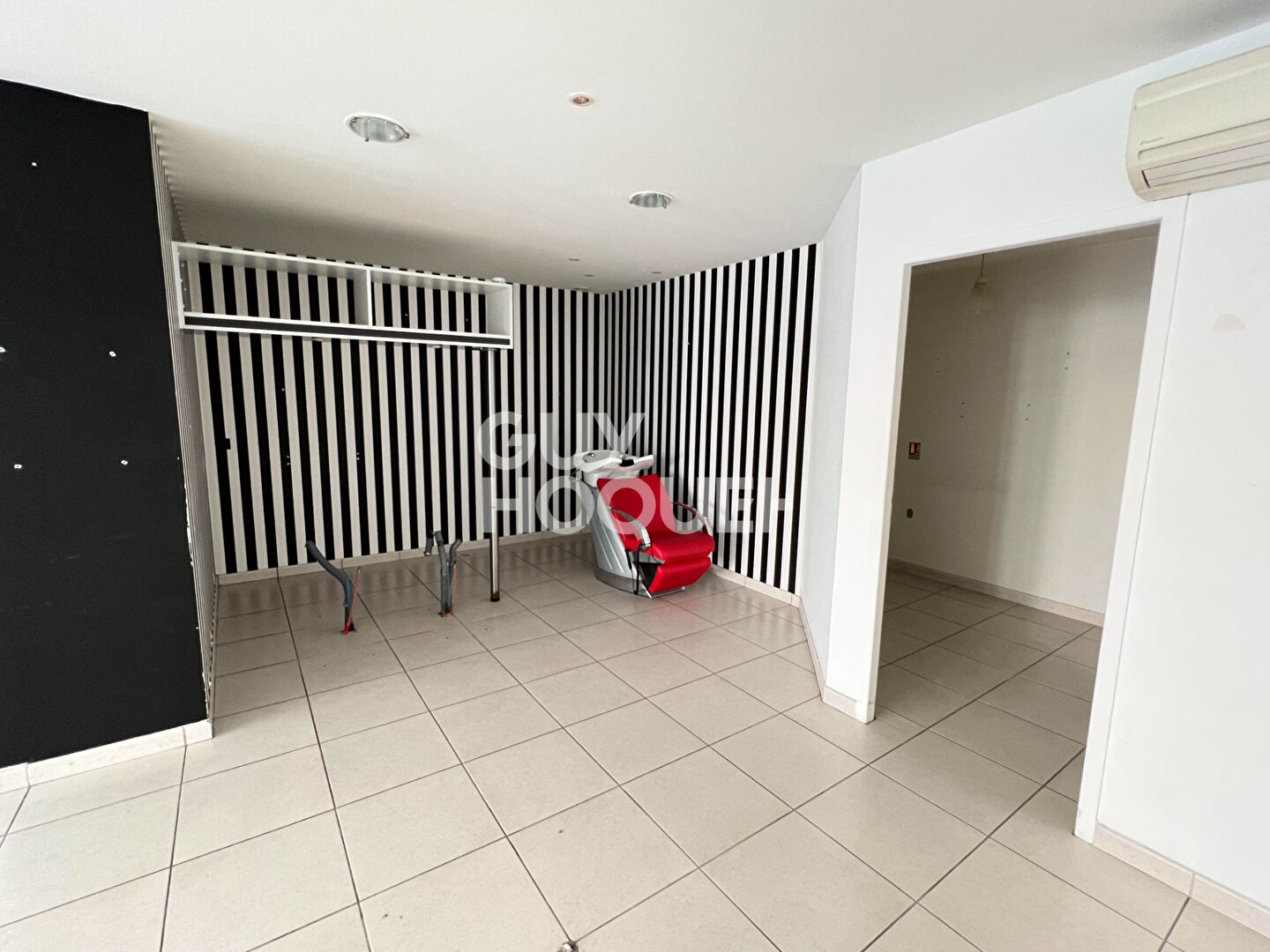 Local commercial de 70m² avec un beau linéaire de vitrine!