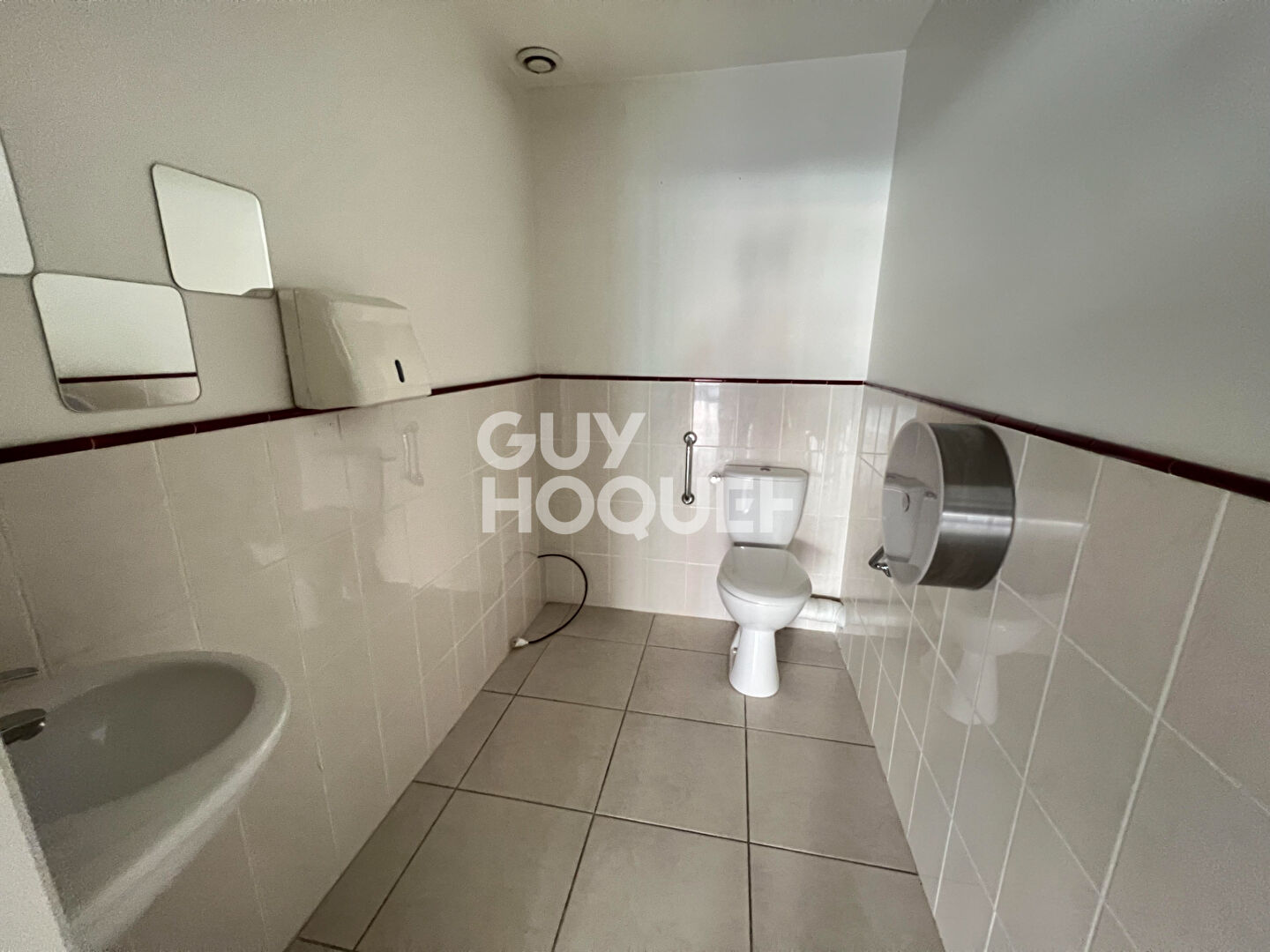 Local commercial de 70m² avec un beau linéaire de vitrine!