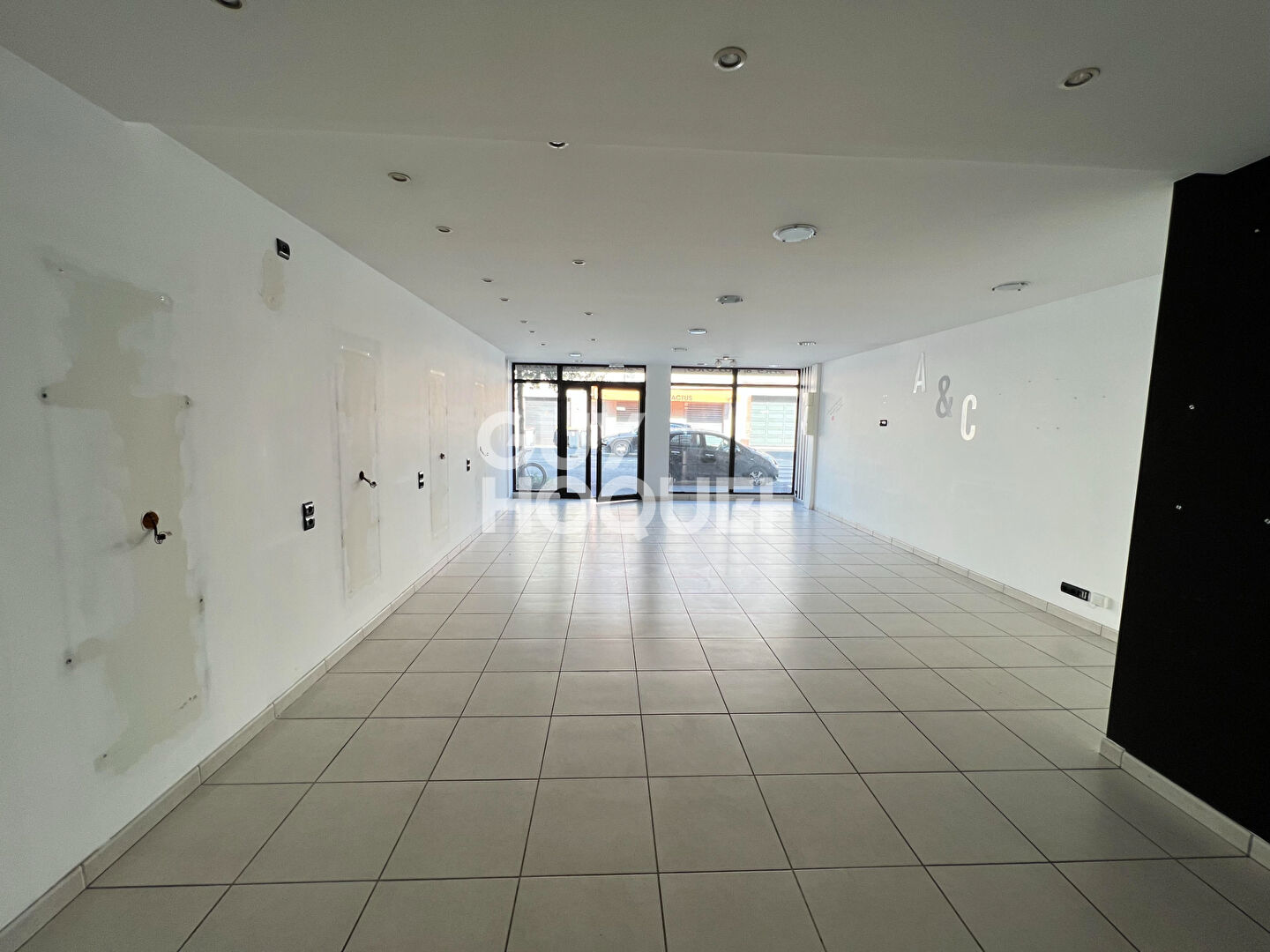 Local commercial de 70m² avec un beau linéaire de vitrine!