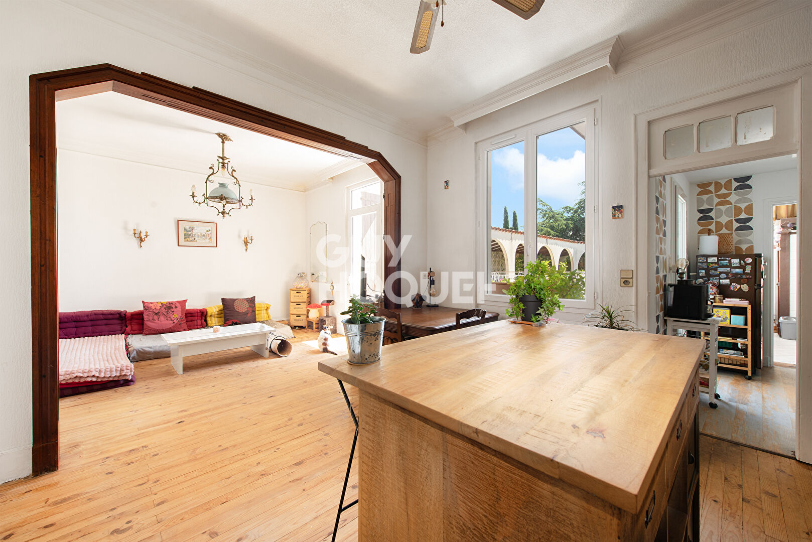 Maison - jardin - ascenseur - garages - terrasse - secteur prisé!