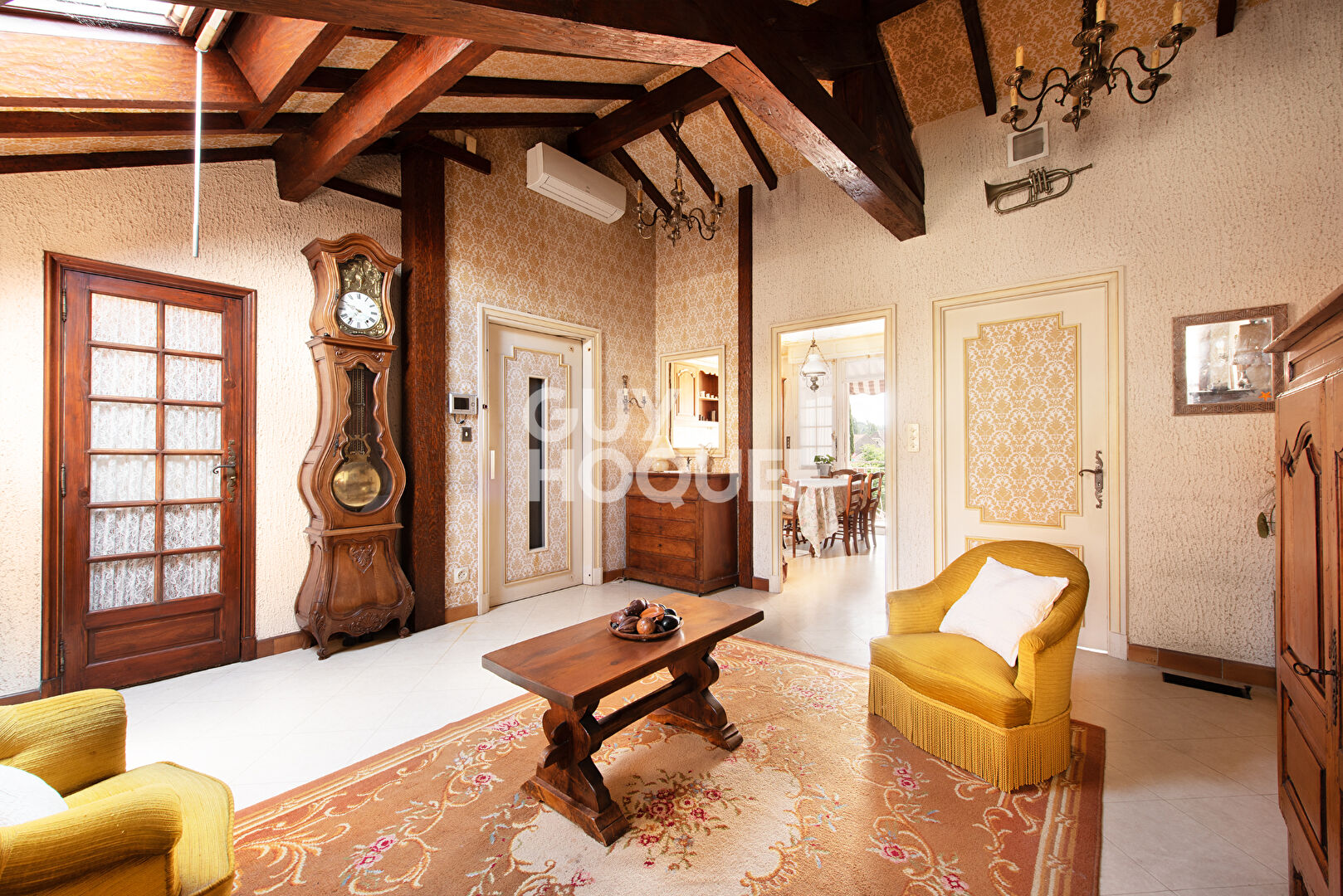 Maison - jardin - ascenseur - garages - terrasse - secteur prisé!