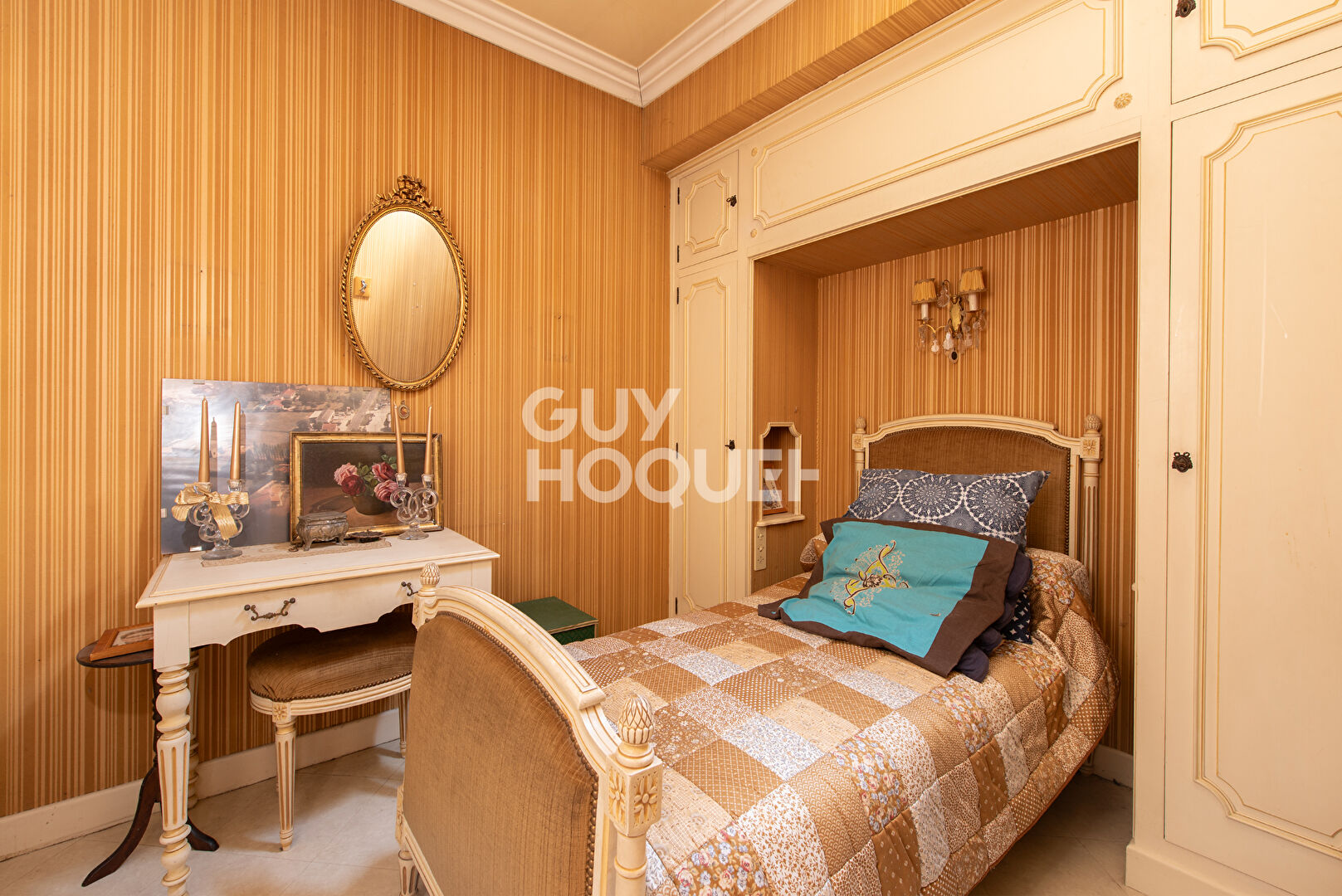 Maison - jardin - ascenseur - garages - terrasse - secteur prisé!