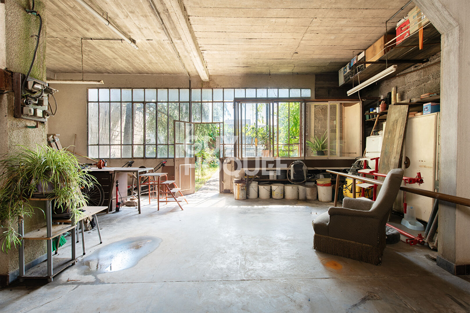 Maison - jardin - ascenseur - garages - terrasse - secteur prisé!