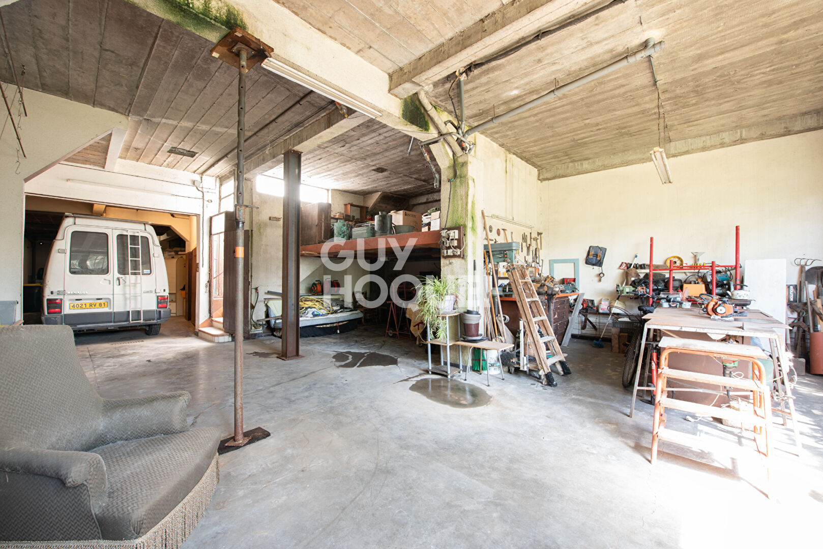 Maison - jardin - ascenseur - garages - terrasse - secteur prisé!