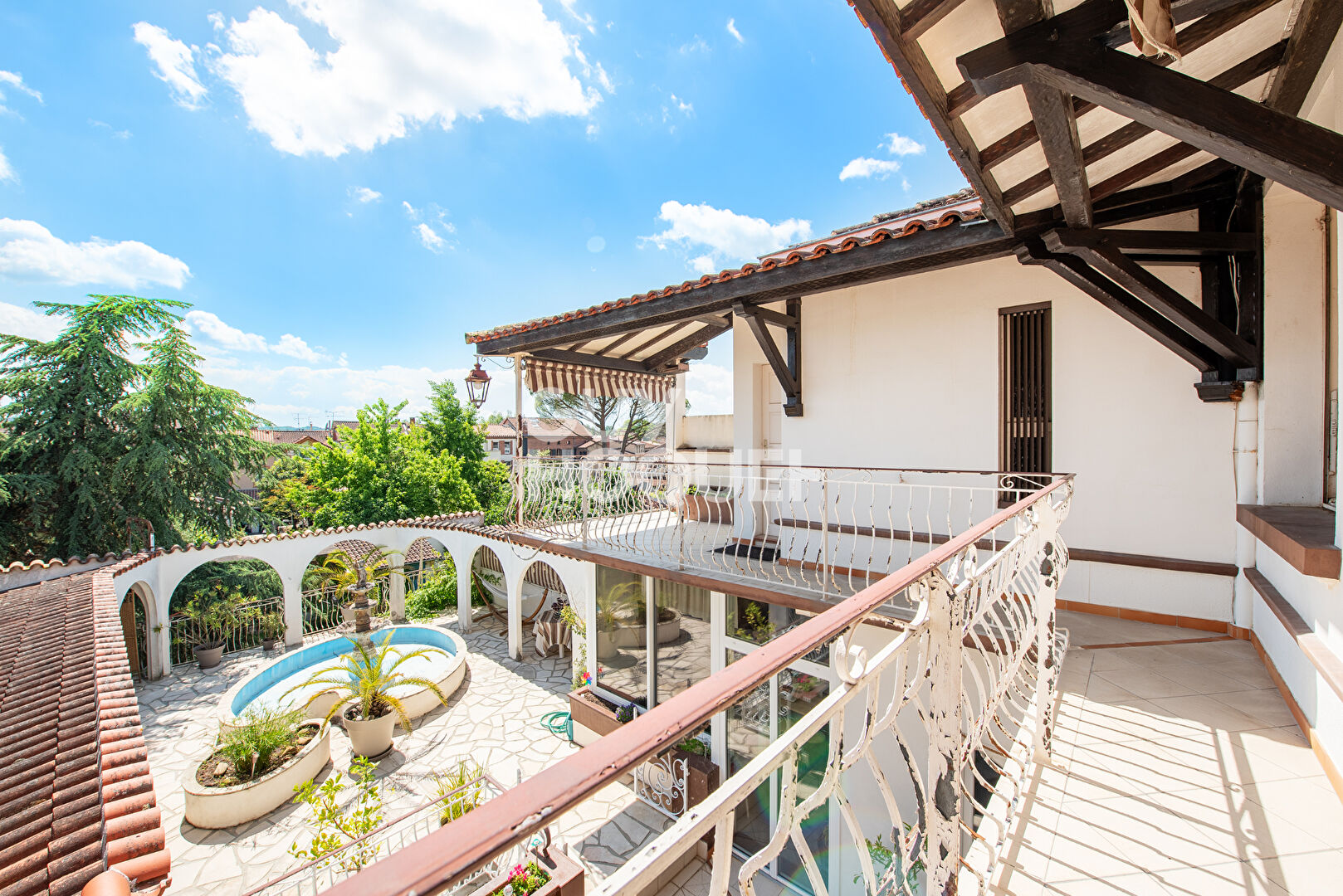 Maison - jardin - ascenseur - garages - terrasse - secteur prisé!