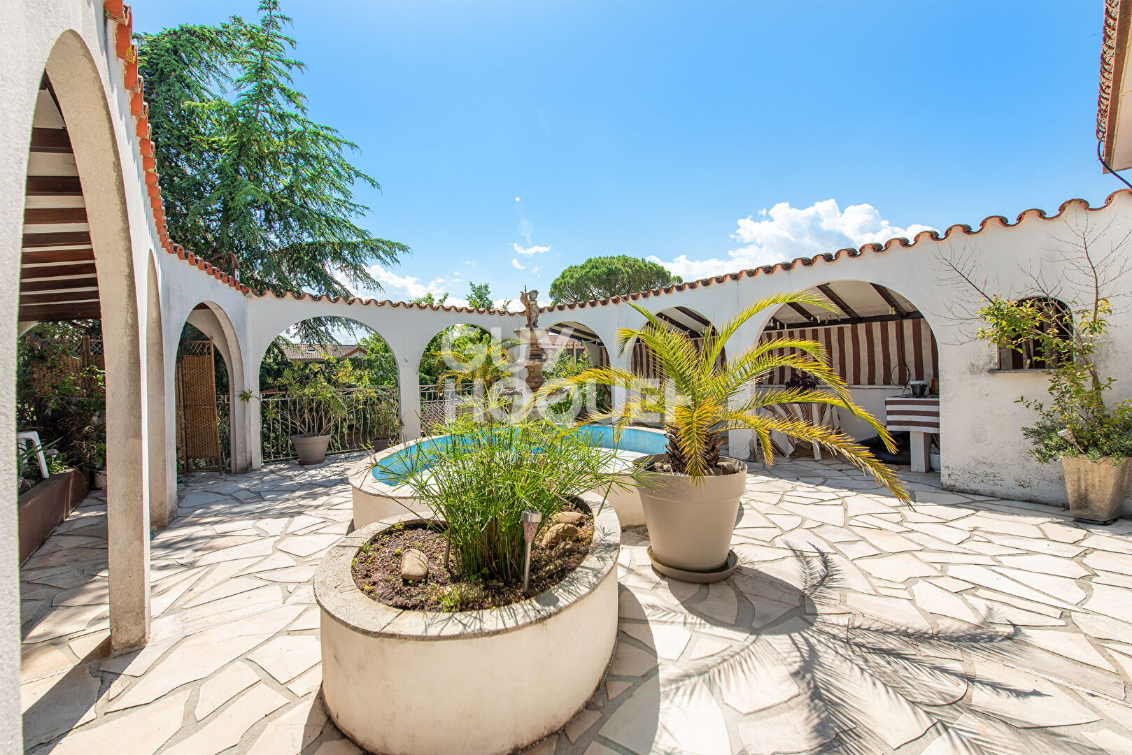 Maison - jardin - ascenseur - garages - terrasse - secteur prisé!