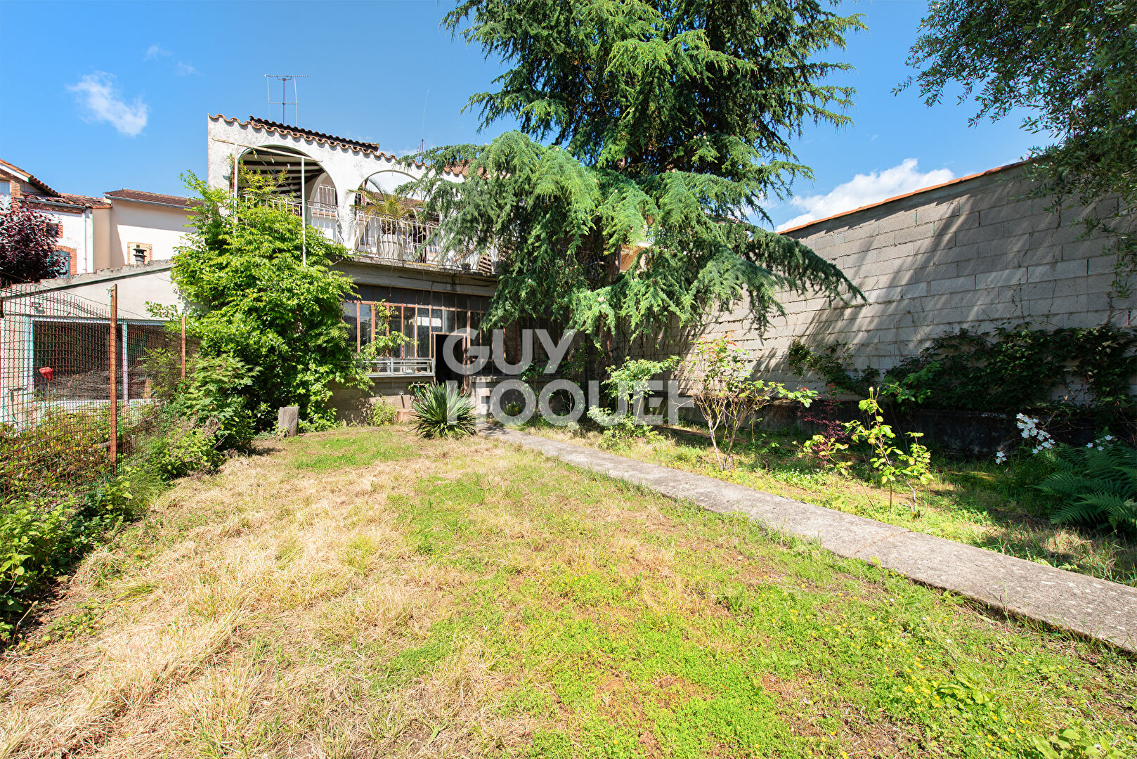 Maison - jardin - ascenseur - garages - terrasse - secteur prisé!
