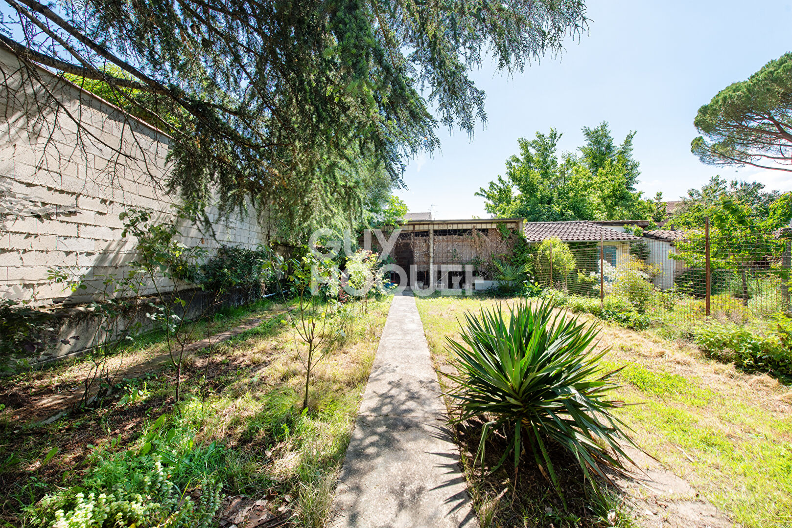 Maison - jardin - ascenseur - garages - terrasse - secteur prisé!