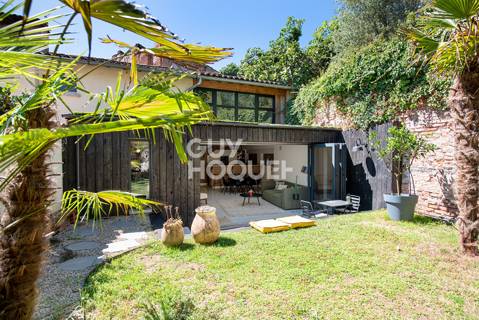 À LOUER - Élégant appartement avec jardin et piscine en plein coeur de la ville