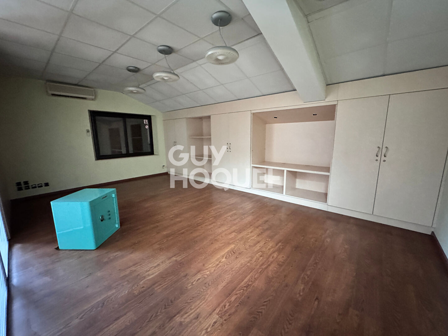 Bureaux Montdragon 165.89 m2