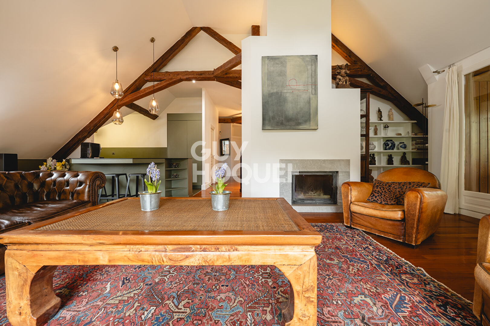 SÉVRIER ? SUPERBE APPARTEMENT AUX VOLUMES RARES, À PROXIMITÉ DU LAC
