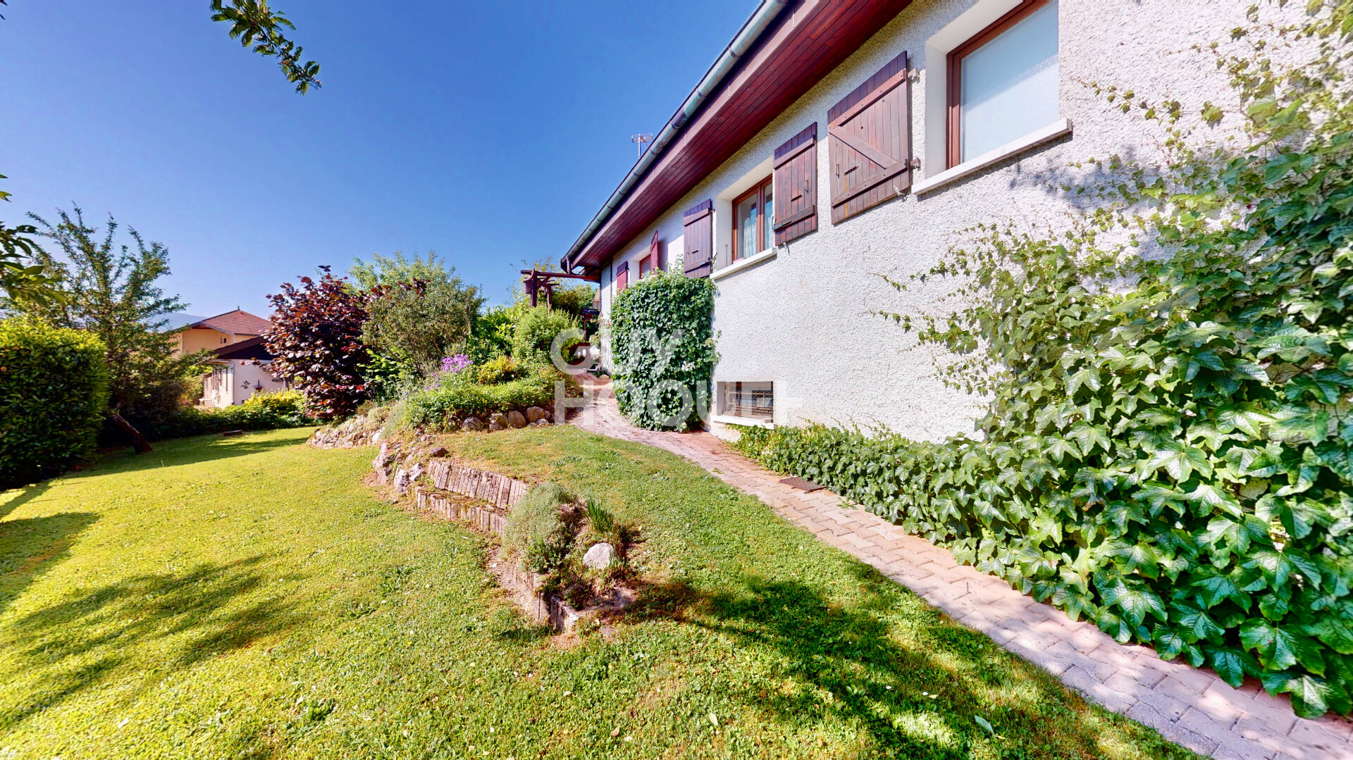 Maison familiale au calme avec piscine, grand terrain et sous-sol complet à Chavanod
