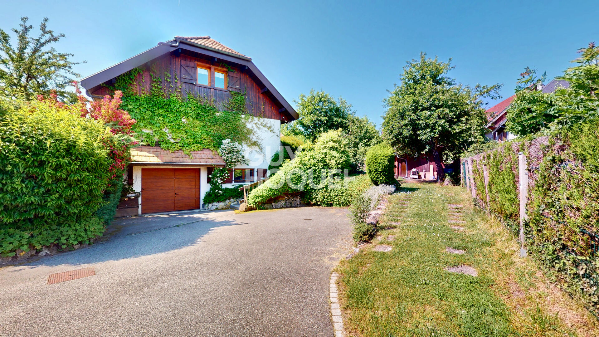 Maison familiale au calme avec piscine, grand terrain et sous-sol complet à Chavanod
