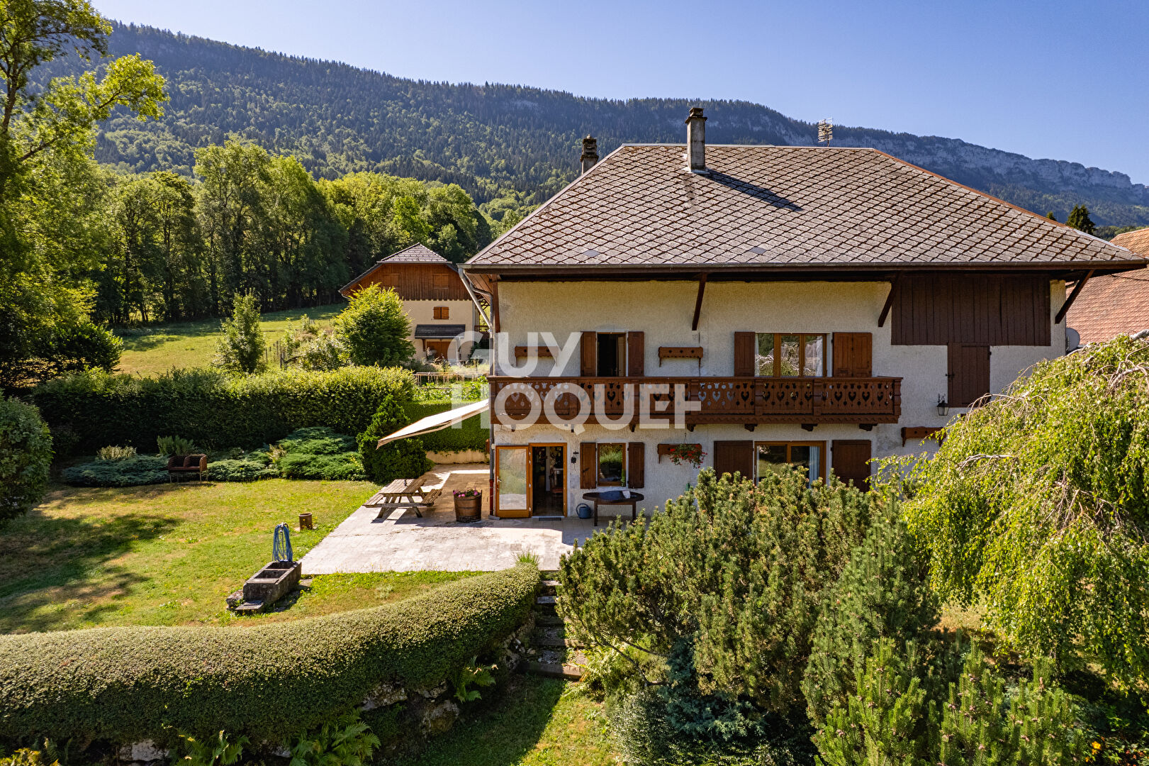 Le Noyer - Maison de caractère de 232 m² avec six chambres, dépendances et vue sur les montagnes