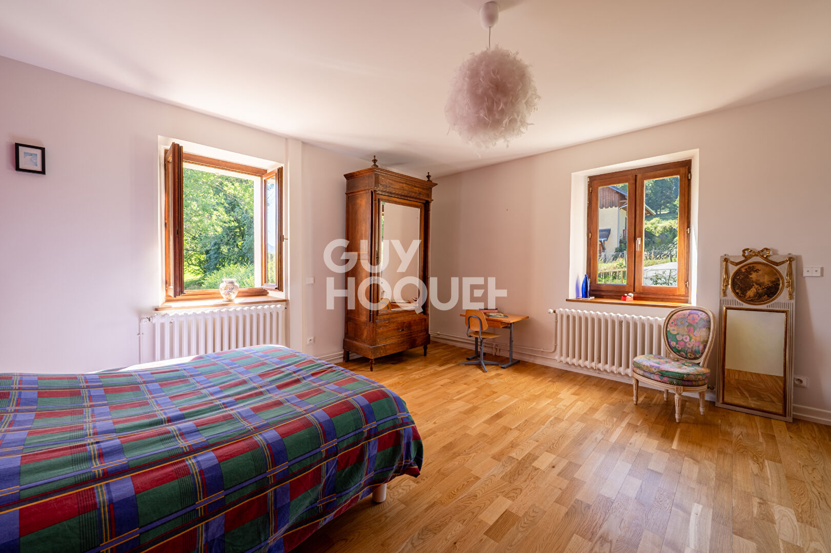 Le Noyer - Maison de caractère de 232 m² avec six chambres, dépendances et vue sur les montagnes