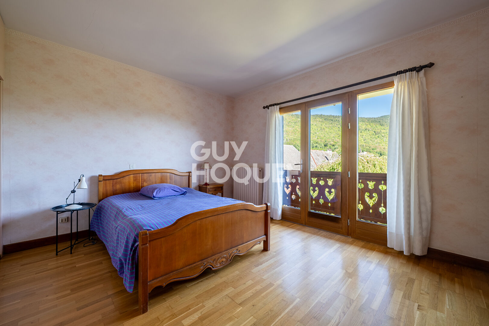 Le Noyer - Maison de caractère de 232 m² avec six chambres, dépendances et vue sur les montagnes