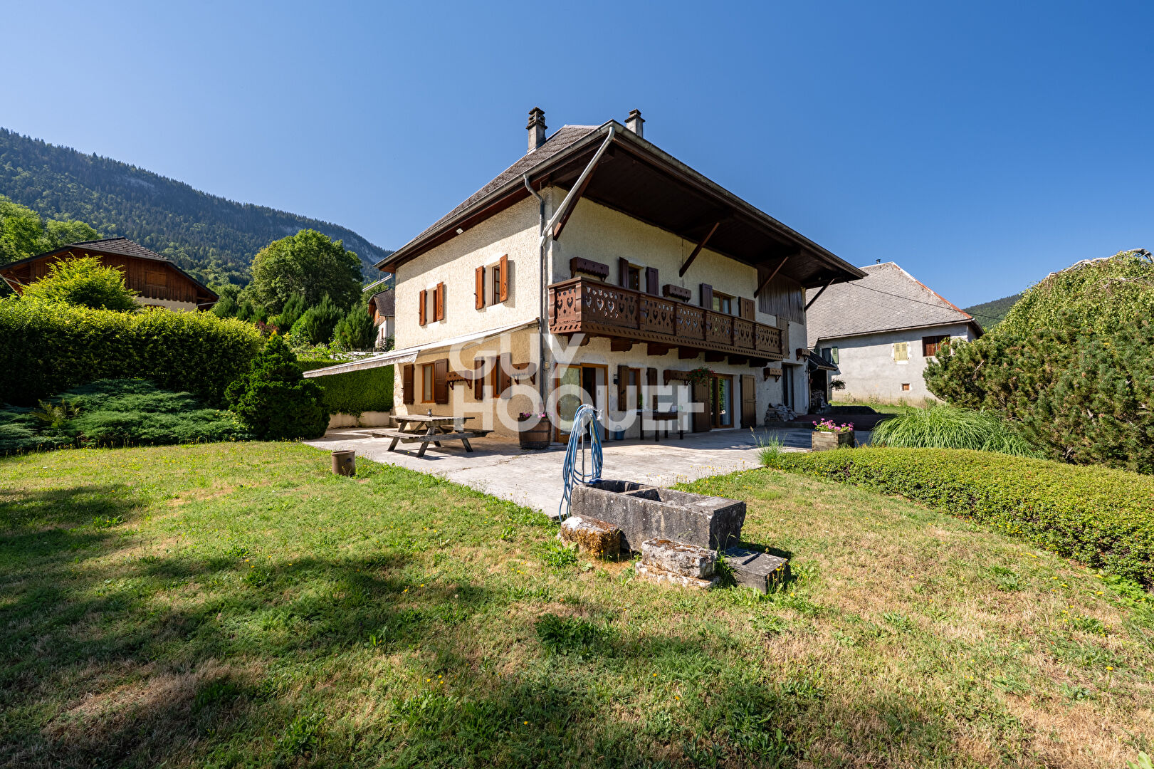 Le Noyer - Maison de caractère de 232 m² avec six chambres, dépendances et vue sur les montagnes
