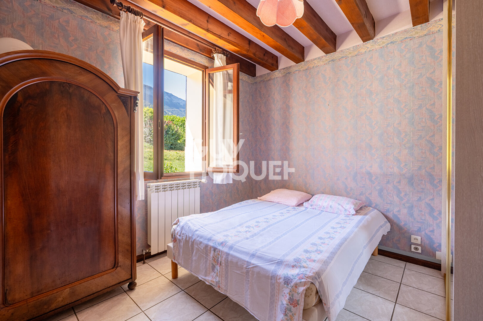 Le Noyer - Maison de caractère de 232 m² avec six chambres, dépendances et vue sur les montagnes