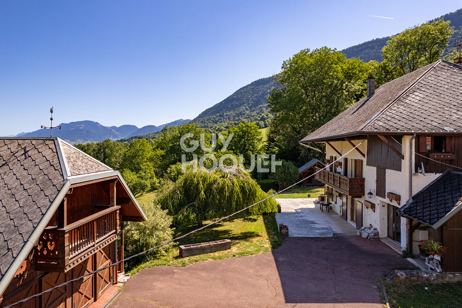 Le Noyer - Maison de caractère de 232 m² avec six chambres, dépendances et vue sur les montagnes