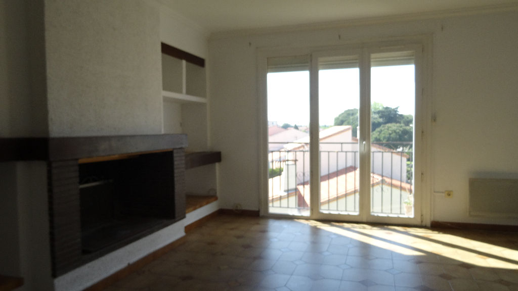Appartement T4 à louer à Saint Cyprien Village avec grand balcon et jardin.