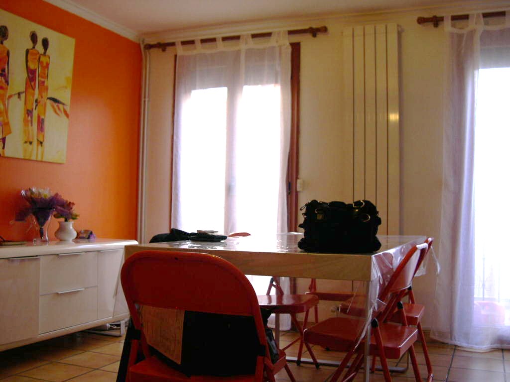 Argeles village: Jolie maison de village R+2 de 67m² à louer à l'année