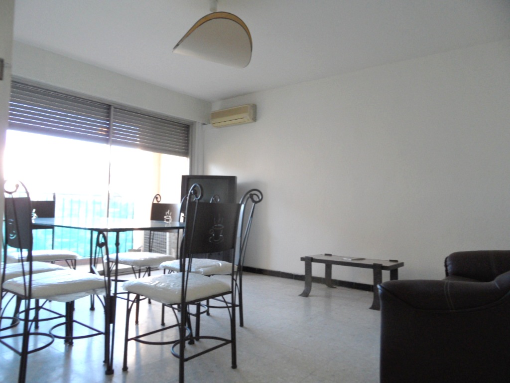 Place Gambetta, appartement T3 meublé avec balcon et place de parking. A louer à l'année.