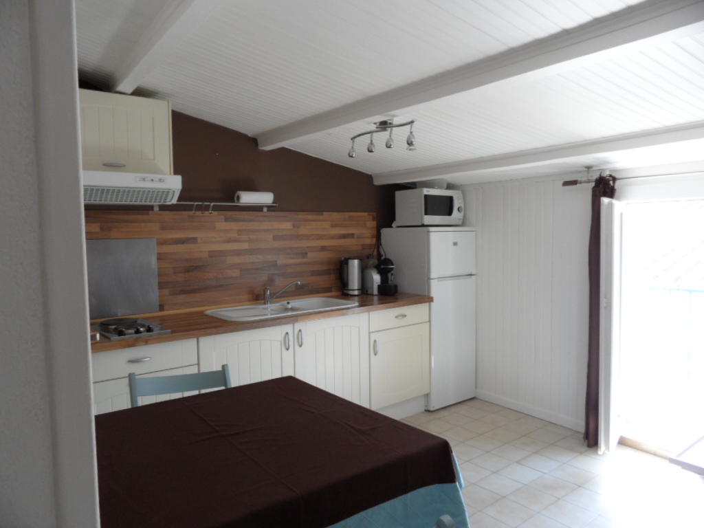 Bel appartement rénové avec terrasse couverte, loué meublé à l'année