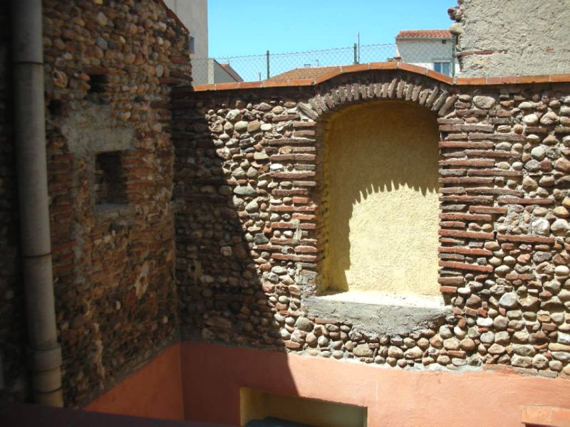 ELNE: Maison de village T3 avec cour sans vis à vis, parking gratuit à 150m.