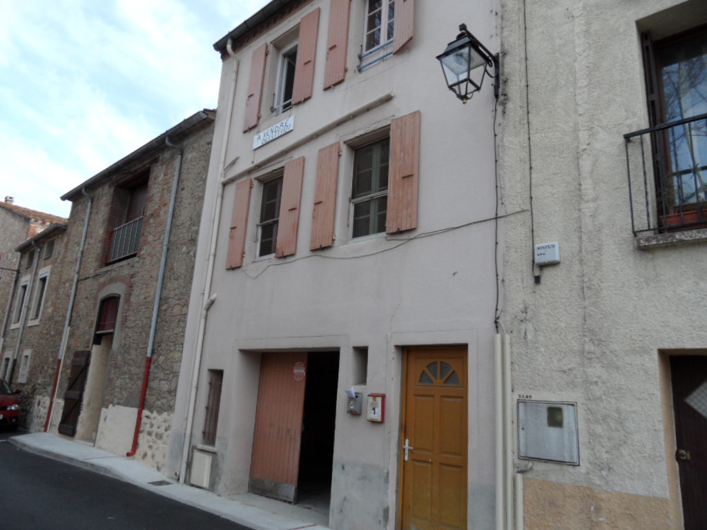 ARGELES VILLAGE - PLEIN CENTRE MAISON DE VILLE COMPOSE DE 2 APPARTEMENTS - GARAGE ET JARDIN