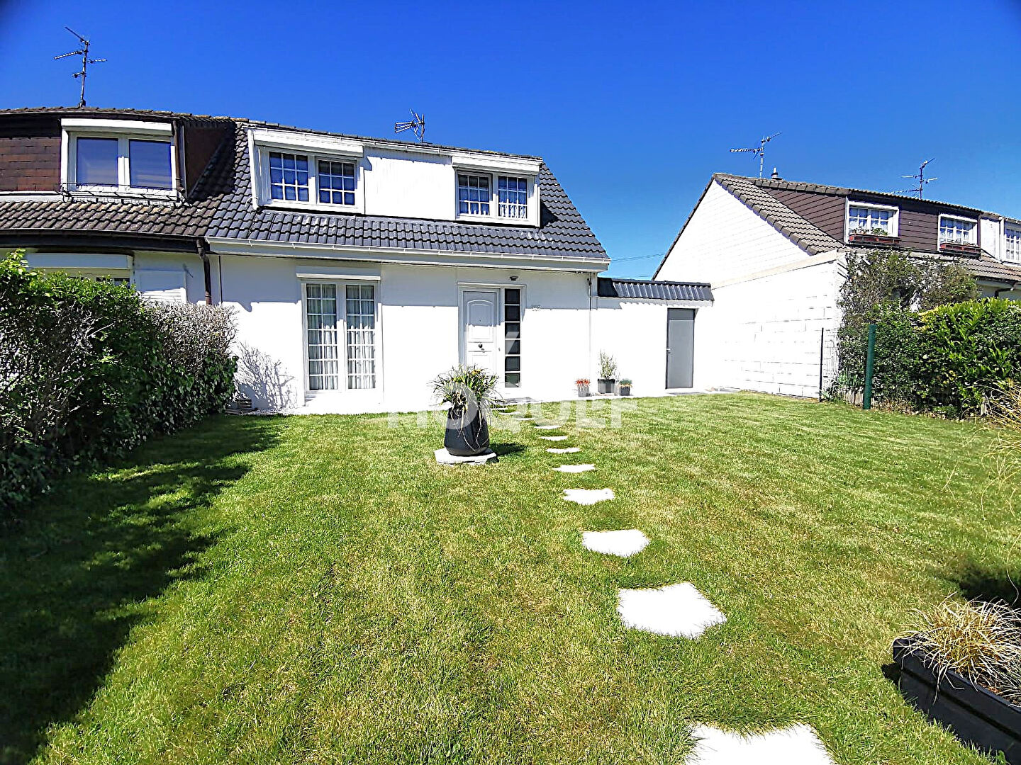 LEO LAGRANGE : maison avec jardin, garage & stationnement