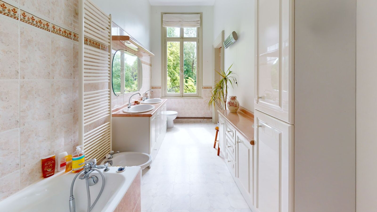 VENTE d'une propriété de 11 pièces (390 m²)