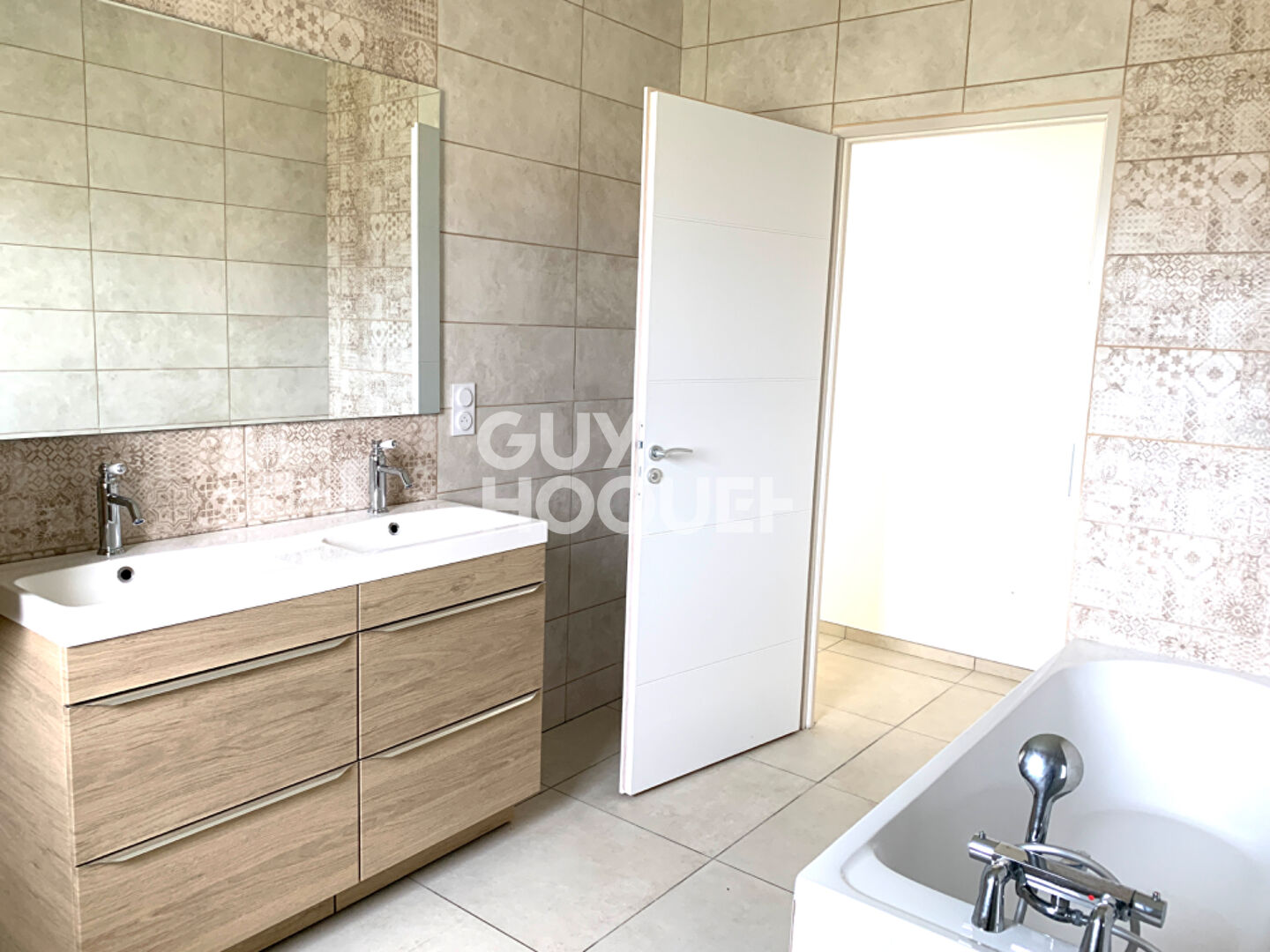 Maison Neuve - 3 chambres + 1 bureau avec piscine et garage