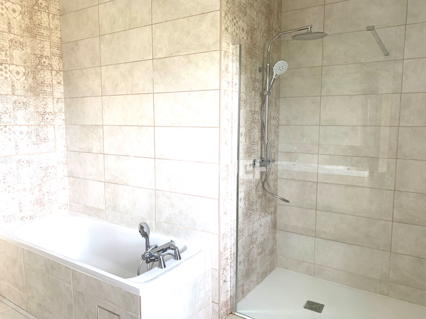 Maison Neuve - 3 chambres + 1 bureau avec piscine et garage