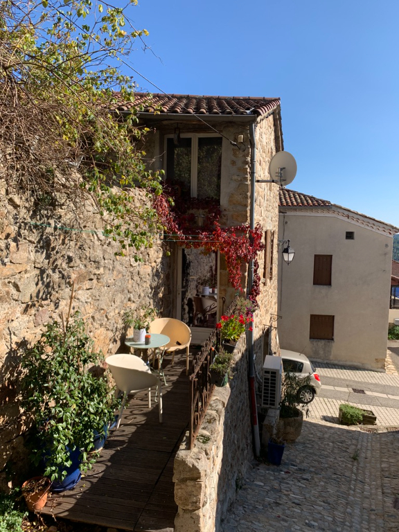 SAINT ANDÉOL DE VALS Maison de village en pierre avec terrasse Guy