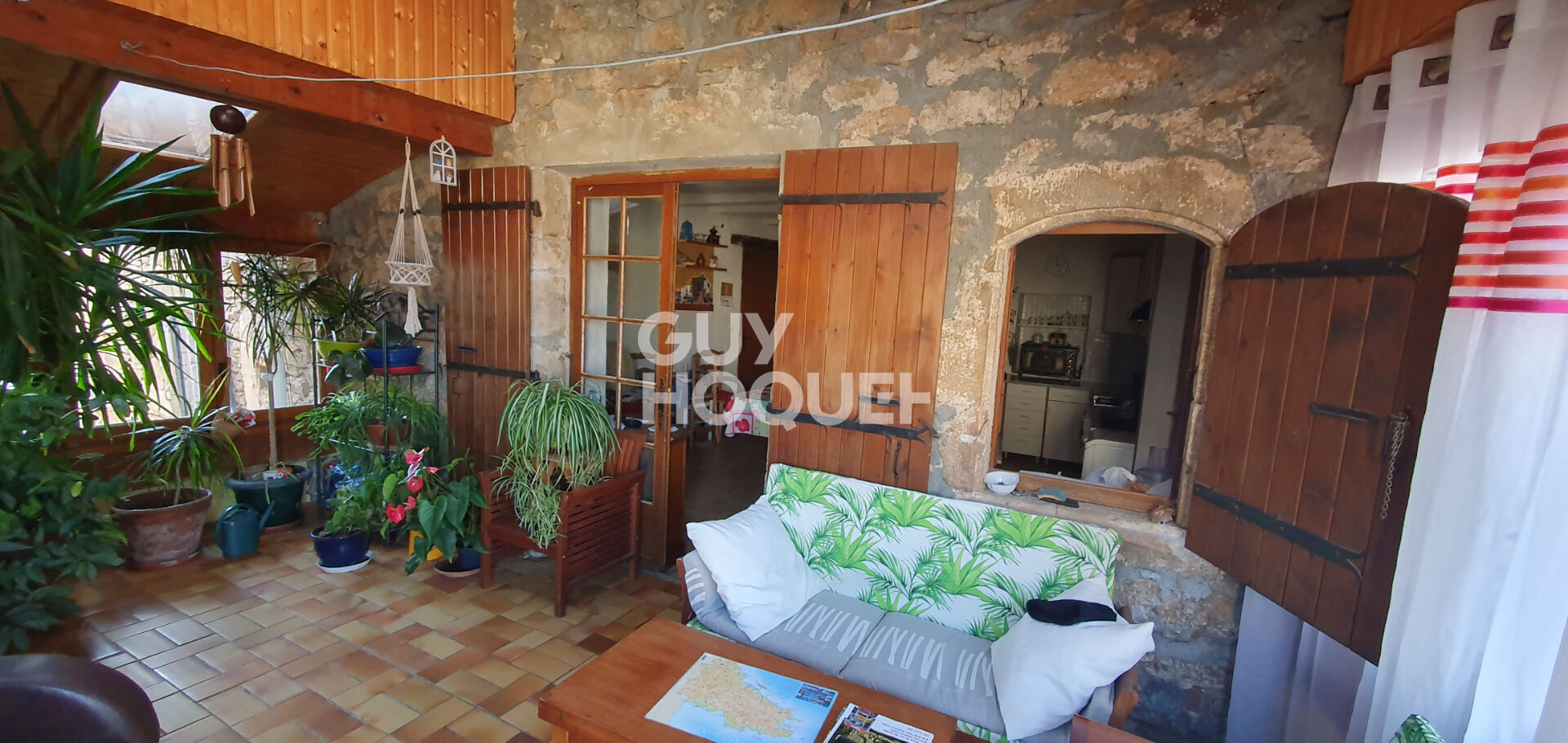 Charmante maison de pays en pierres avec cour intérieure et terrain