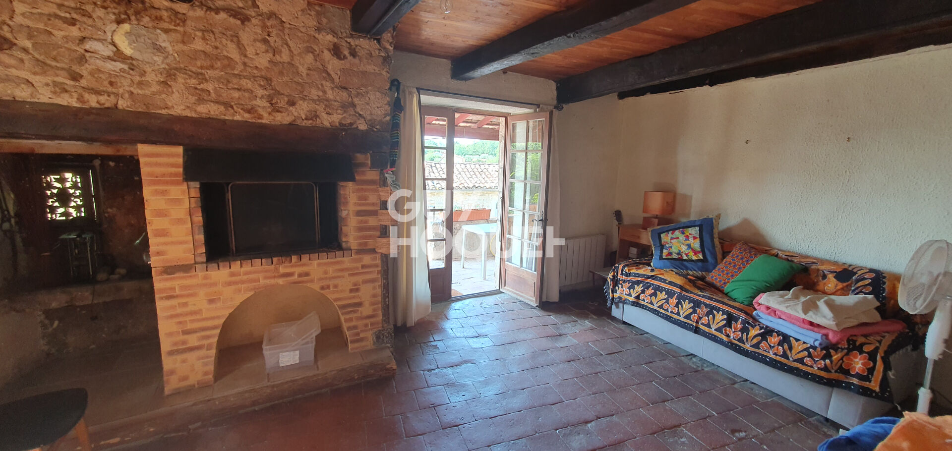 Charmante maison de pays en pierres avec cour intérieure et terrain