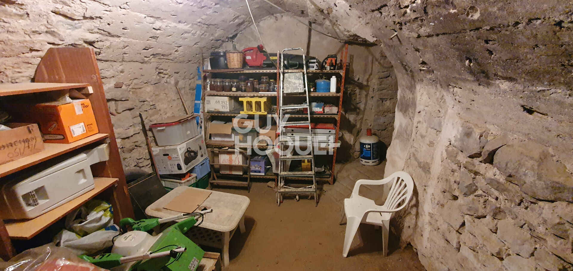 Charmante maison de pays en pierres avec cour intérieure et terrain