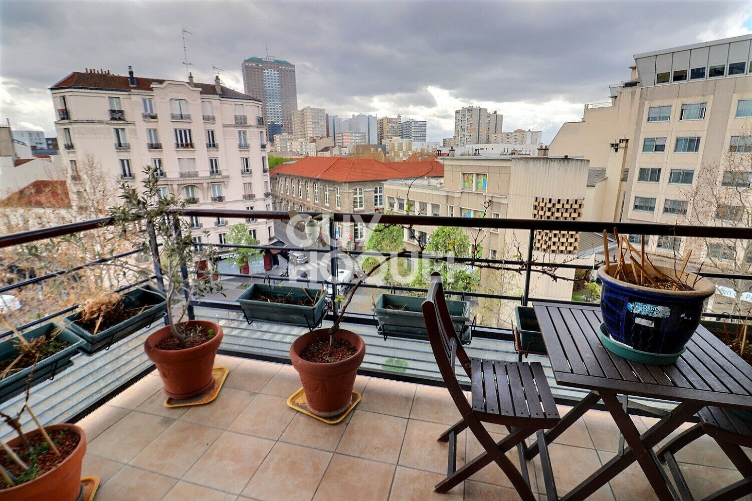 APPARTEMENT 3 PIECES + BALCON ET PARKING - AUBERVILLIERS METRO 4 CHEMINS