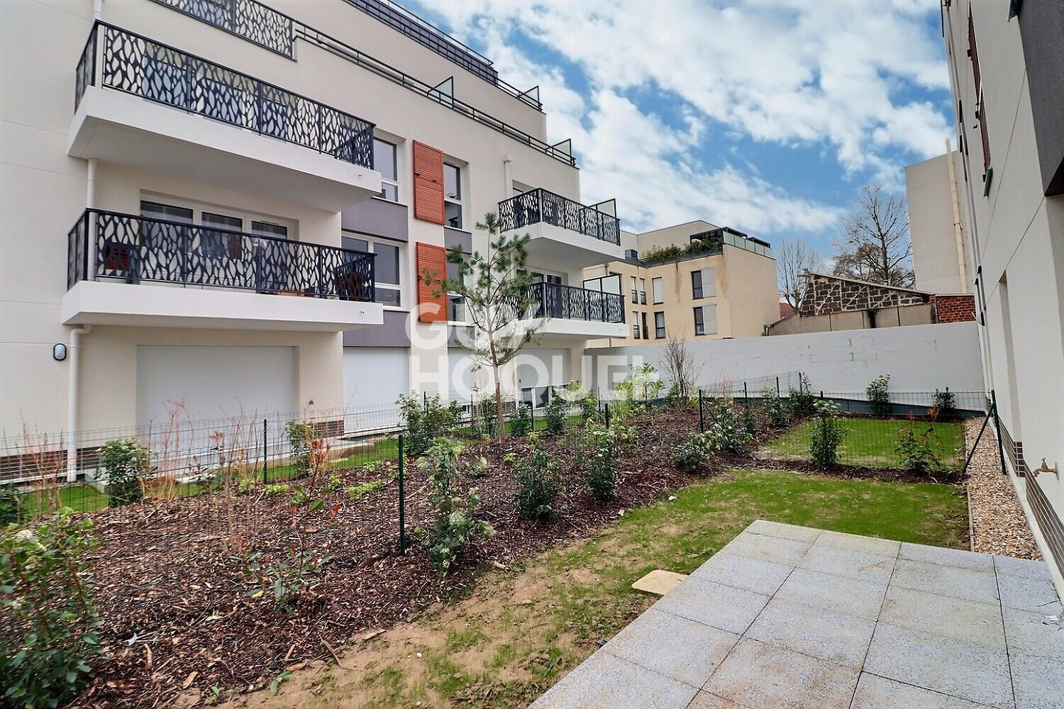 2 PIECES MEUBLE AVEC  JARDIN ET PLACE DE PARKING