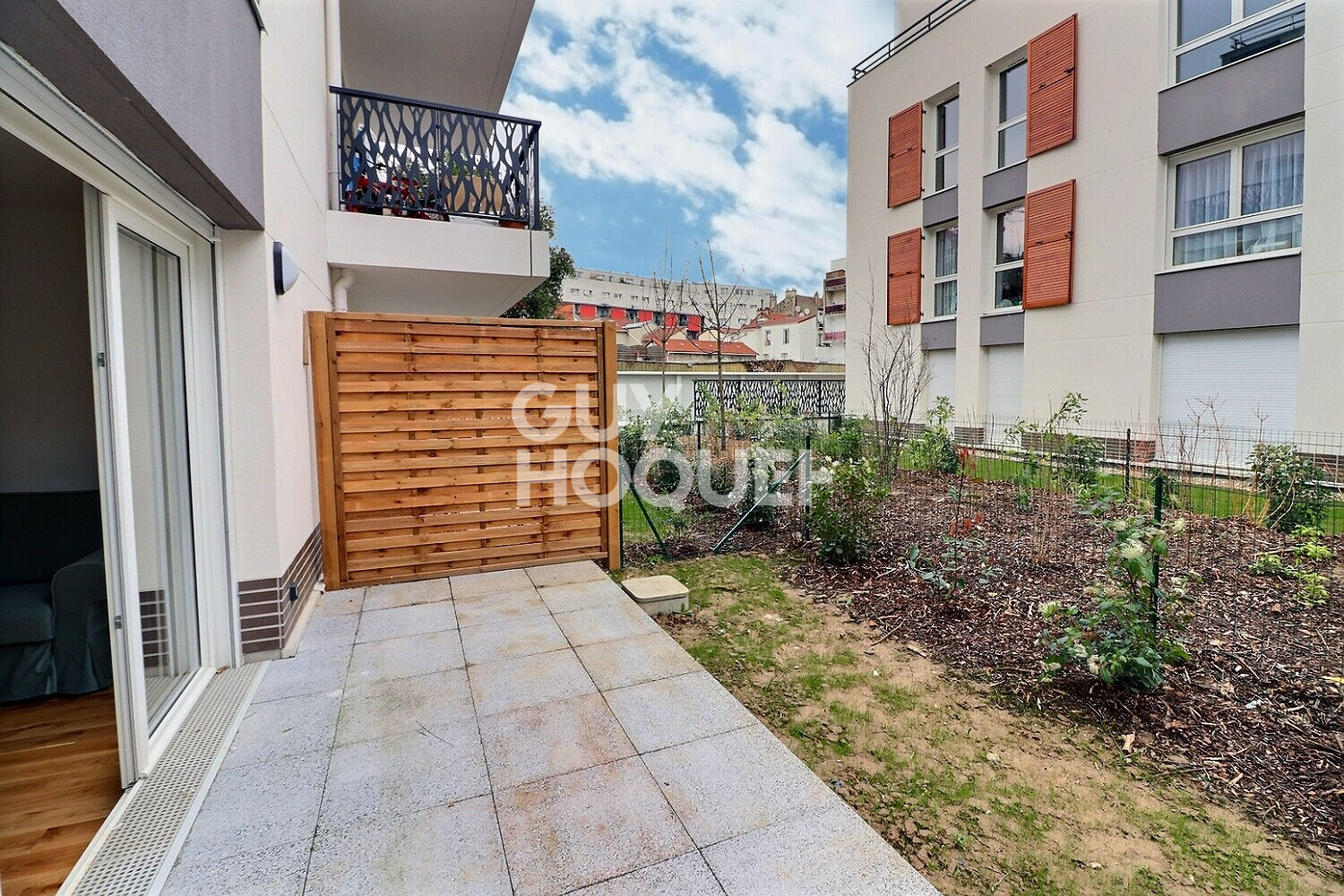 2 PIECES MEUBLE AVEC  JARDIN ET PLACE DE PARKING