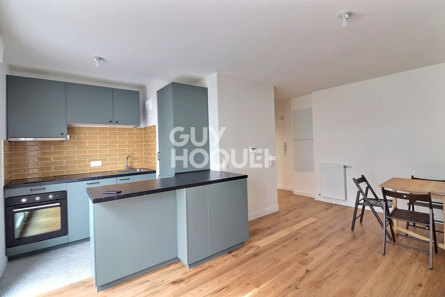 2 PIECES MEUBLE AVEC  JARDIN ET PLACE DE PARKING