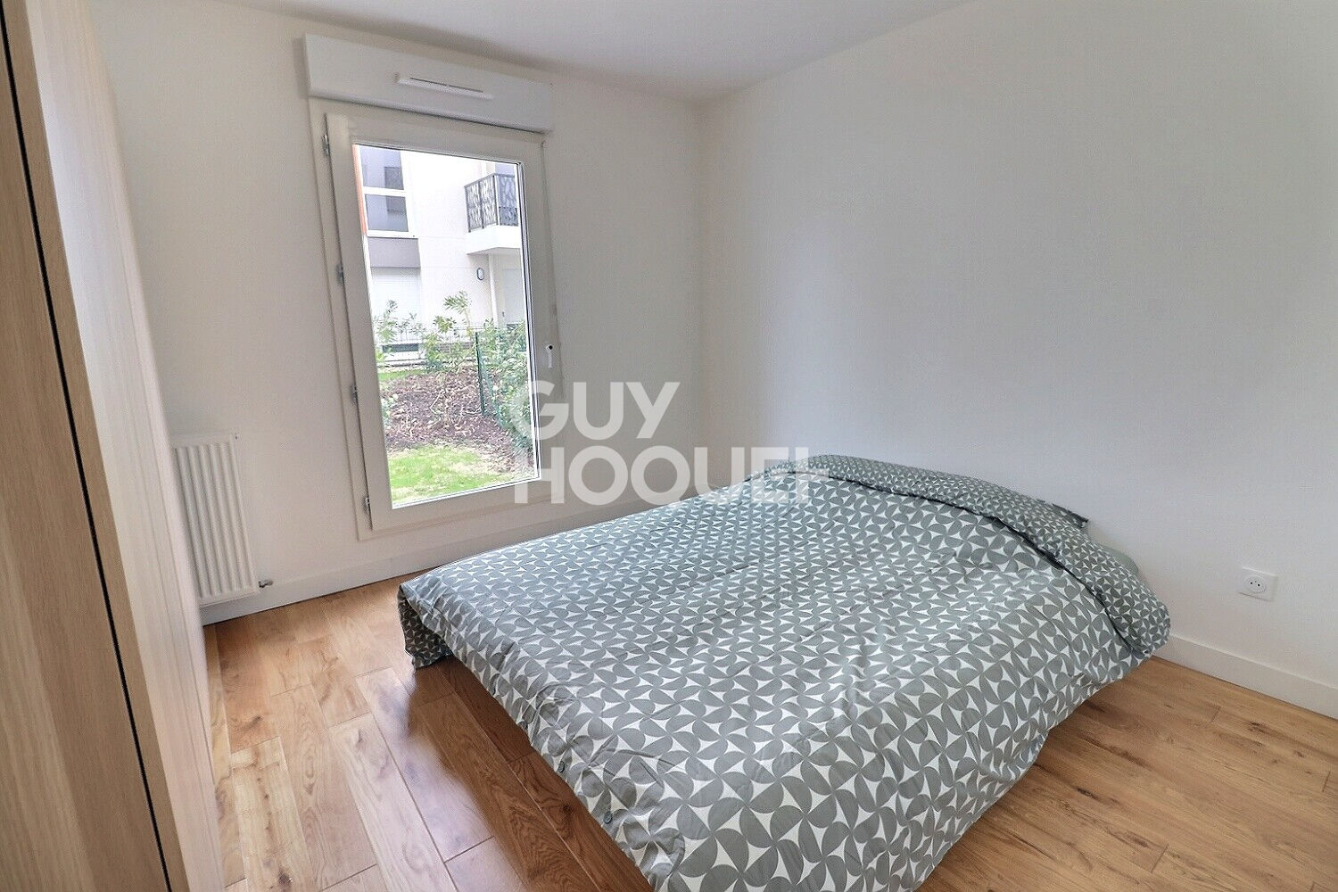 2 PIECES MEUBLE AVEC  JARDIN ET PLACE DE PARKING