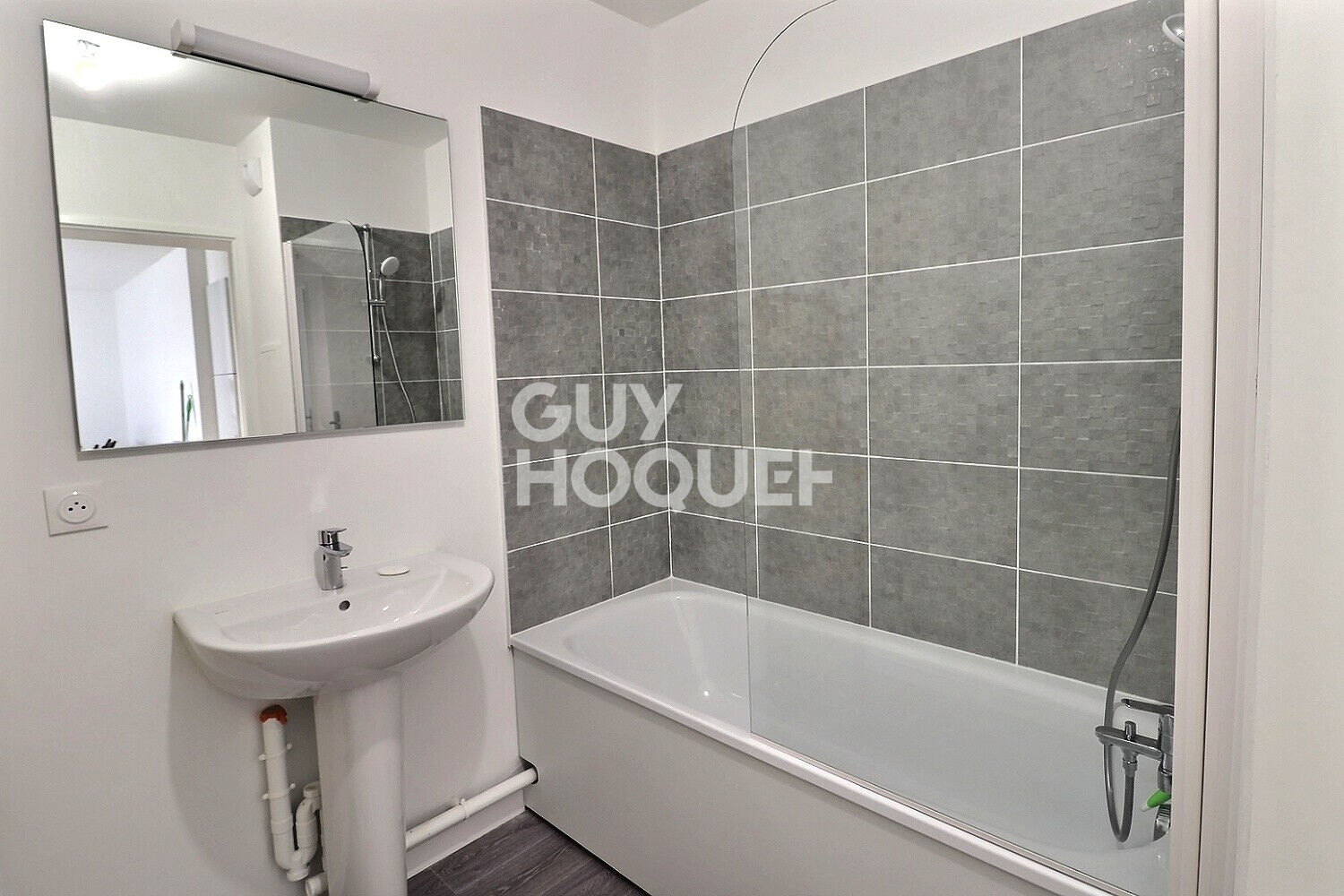 2 PIECES MEUBLE AVEC  JARDIN ET PLACE DE PARKING