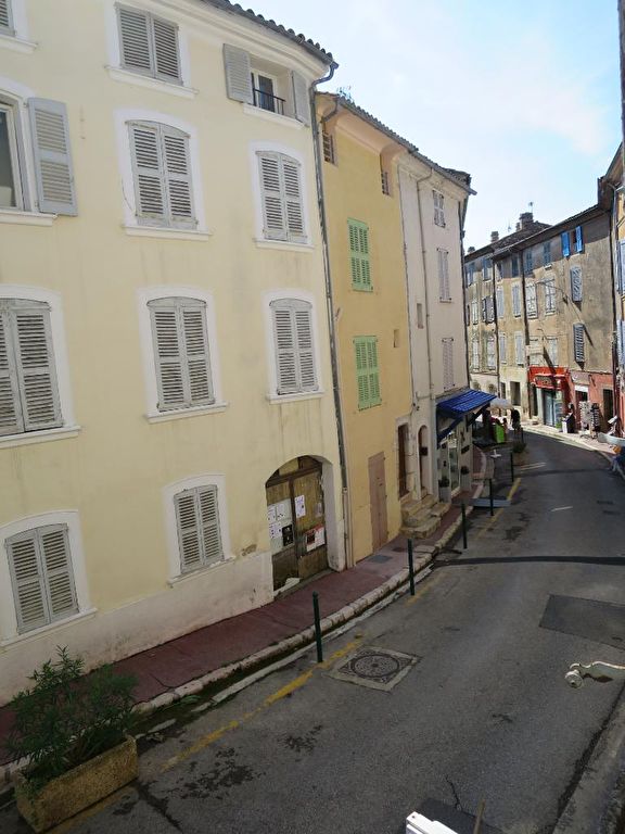 AUPS, appartement lumineux d'environ 74 m2 .