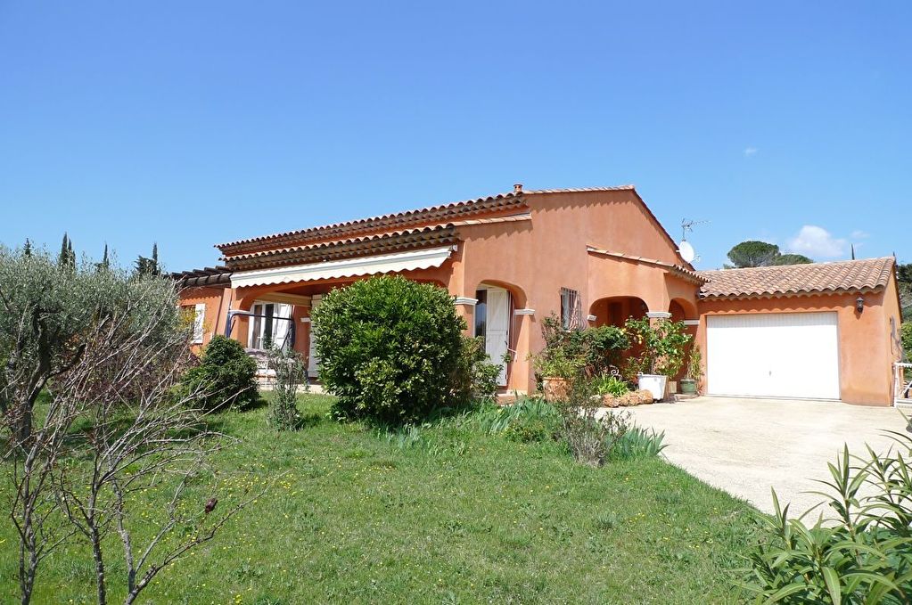 AUPS, superbe villa avec vue dégagée sur 2500 m2 de terrain.