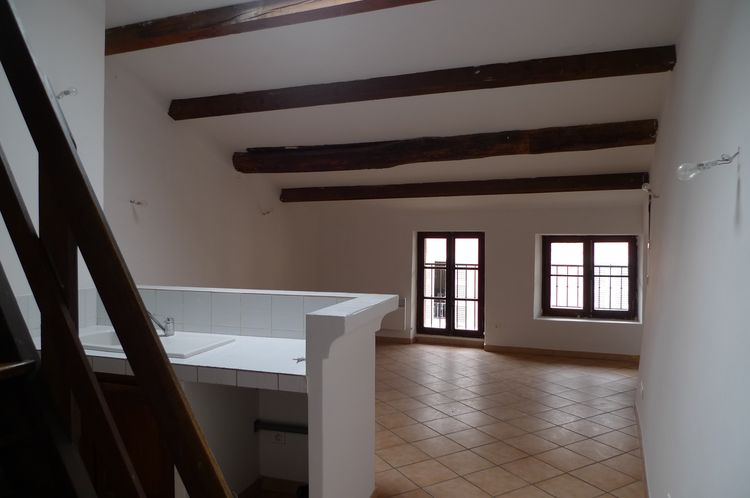 SALERNES, bel appartement au centre du village.