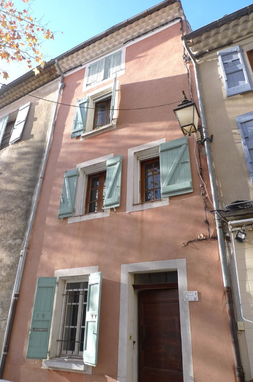 QUINSON, charmante maison de village avec terrasse.