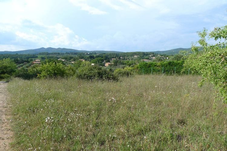AUPS, beau terrain de 1200 m2.